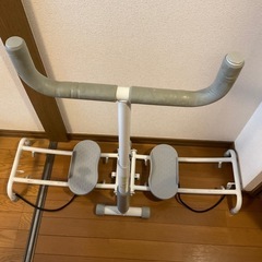 ②フィットネス器具 レッグトレーニングマシン