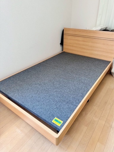 シングルベッド、円形ラグ