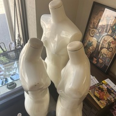 マネキンとハンガーラック