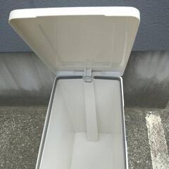 ペダル式ゴミ箱差し上げますの画像