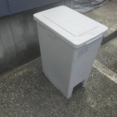 ペダル式ゴミ箱差し上げますの画像