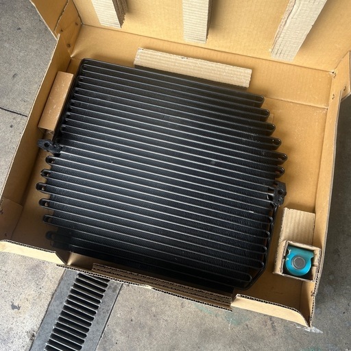 ハイエース　コンデンサー