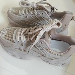 新品 ベージュ 厚底スニーカー 25cm~25.5cmの画像