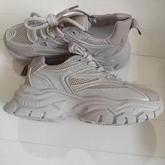 新品 ベージュ 厚底スニーカー 25cm~25.5cmの画像