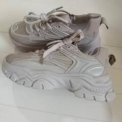 新品 ベージュ 厚底スニーカー 25cm~25.5cmの画像