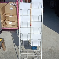 ［八4669］〈中古品〉パンフレットスタンド　7段X2列　※写真の紙はA4サイズになります。の画像