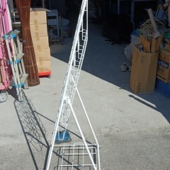 ［八4669］〈中古品〉パンフレットスタンド　7段X2列　※写真の紙はA4サイズになります。の画像