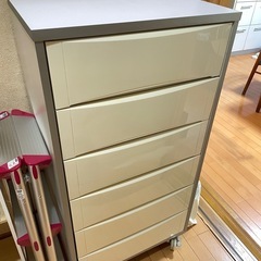 キャスター付き　白いタンス　キャビネット
の画像