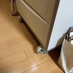 キャスター付き　白いタンス　キャビネット
の画像