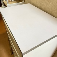 キャスター付き　白いタンス　キャビネット
の画像