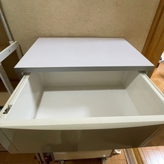 キャスター付き　白いタンス　キャビネット
の画像
