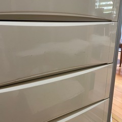 キャスター付き　白いタンス　キャビネット
の画像