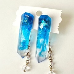 クリスマスプレゼント☆レジンのクリスタルモチーフピアス☆ブルーの画像