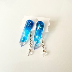 クリスマスプレゼント☆レジンのクリスタルモチーフピアス☆ブルー