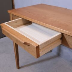 dinos(ディノス)取り扱いのBlossom(ブロッサム)シリーズ チェリー材 デスクです。 表情豊かな木目で素材の魅力を活かしたシンプルなデザイン。在宅ワークやPC用の机にオススメです♪の画像