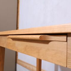 dinos(ディノス)取り扱いのBlossom(ブロッサム)シリーズ チェリー材 デスクです。 表情豊かな木目で素材の魅力を活かしたシンプルなデザイン。在宅ワークやPC用の机にオススメです♪の画像