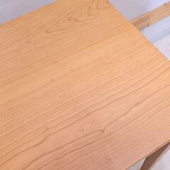 dinos(ディノス)取り扱いのBlossom(ブロッサム)シリーズ チェリー材 デスクです。 表情豊かな木目で素材の魅力を活かしたシンプルなデザイン。在宅ワークやPC用の机にオススメです♪の画像