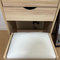 ドレッサー(スツール付き)の画像