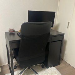 IKEAデスク+LGモニター+オフィスチェアの画像