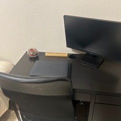 IKEAデスク+LGモニター+オフィスチェアの画像