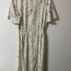 花柄　ベージュ　ワンピースの画像