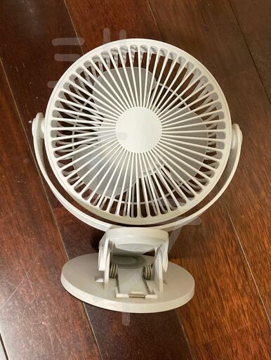 USB充電式扇風機　スタンド・クリップ２WAY式で使えます。