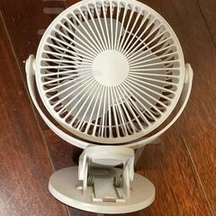 USB充電式扇風機　スタンド・クリップ２WAY式で使えます。