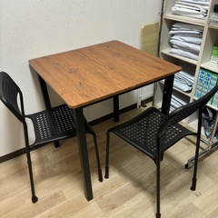 ダイニングテーブルと椅子二脚セット