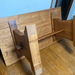 木製テーブルの画像