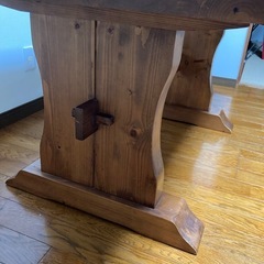 木製テーブルの画像