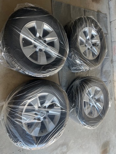 スタッドレスタイヤとホイールの4本セット　YOKOHAMA iceGUARD 265/65R17 プラド純正１７インチホイール４本セット　車のパーツ スタッドレスタイヤ、ホイール