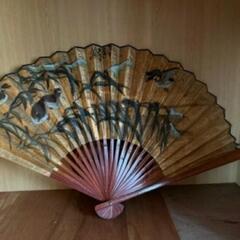 大きい扇子と置物