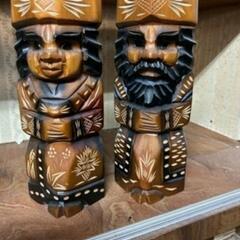 大きい扇子と置物の画像