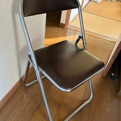 大量　パイプ椅子　セット　会議　オフィスの画像