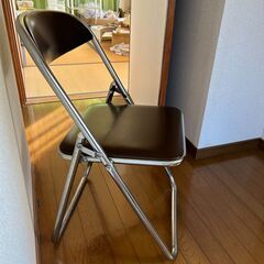 大量　パイプ椅子　セット　会議　オフィスの画像