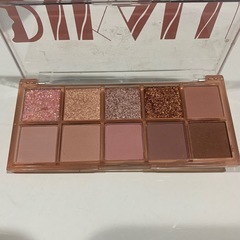 値下げ！DIKALU 韓国コスメ　アイシャドウパレット　メイク　化粧品　ラメの画像