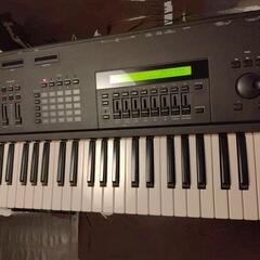 YAMAHA SY85 ［比較的よい状態の90sレア中古。工場出荷時ファクトリーリセット不要👍格安品🉐💕　🎧️ノイズなし👍音出しOK👍掃除機＆75%濃度アルコール消毒済み👍🪻古物商仕入れ➡️赤字ご奉仕品💐本文にYouTubeご視聴下さい🐜の画像
