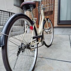 26インチの自転車です。色は白です。鍵はあります。ライトは点きま...