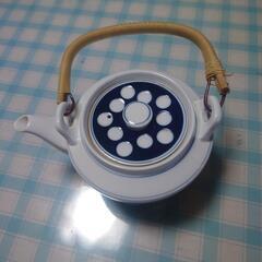 レトロな水玉の急須の画像