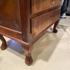 アンティーク　木彫のチェストの画像
