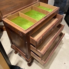 アンティーク　木彫のチェストの画像
