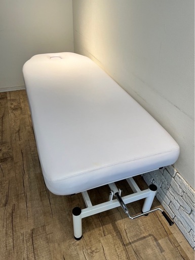 格安！マッサージベッド　手動昇降式　ホワイト　（フェイスマット・アームレスト付き）組み立て済み