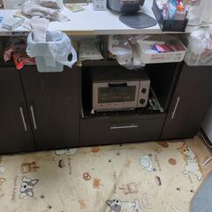 食器棚(キッチンカウンターまたはキャビネット)の画像