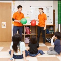 子供たちの笑顔を見ながらの画像