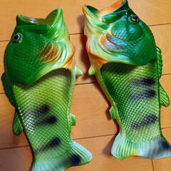 魚のサンダルとTシャツなどの画像