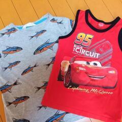 魚のサンダルとTシャツなどの画像