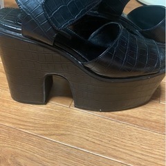値下げ❗️秋にも活躍　R &E厚底サンダルの画像
