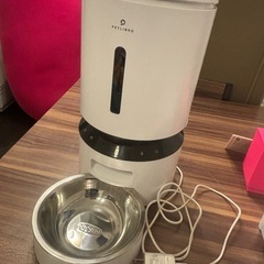 ペット用自動餌やり機(カメラ機能あり)
