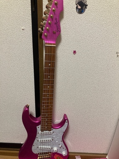 エレキギター6弦ピンク色《３万で譲渡》