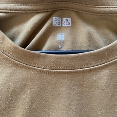 UNIQLOカーキTシャツ　レディースの画像